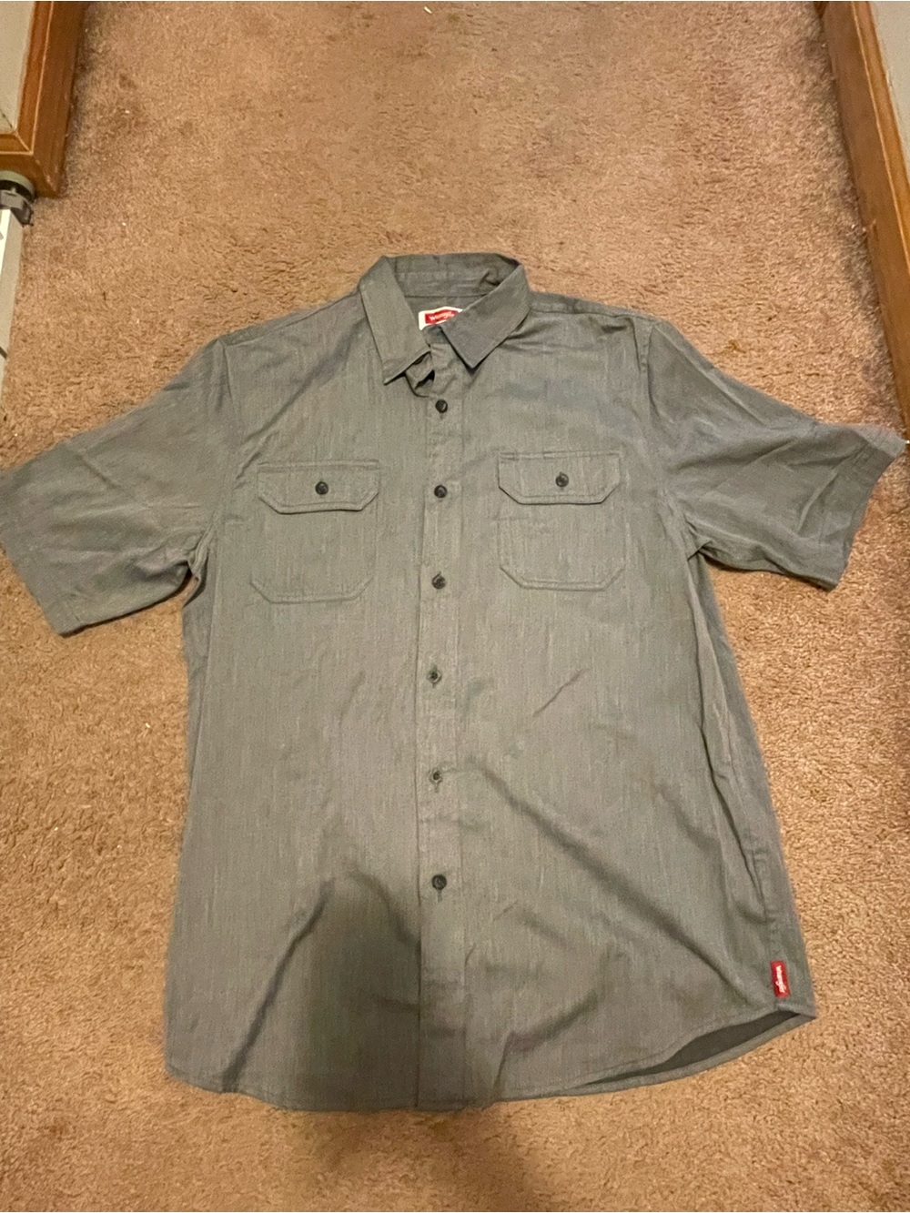 Men’s Gray Wrangler button-up shirt, size M